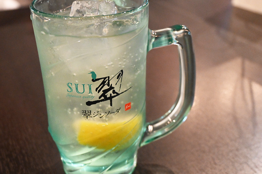 「翠ビーム」は「翠」×「ジムビーム」を組み合わせて作る（推定価格600円〜、店舗により異なる）
