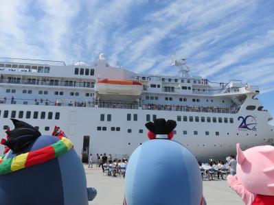 船体が白いクルーザ船が港に停泊している写真（宮古港クルーズ船おもてなしサポーター大募集！のサイトへリンク）