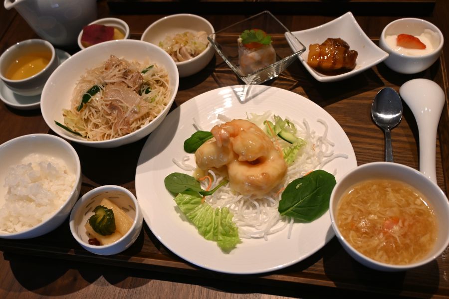 「健民式焼米粉（ビーフン）ランチ」（1800円）。一品料理は4種（酢豚、油淋鶏、エビマヨ、エビチリ）から選択。週替わり小鉢４種、焼米粉、ライス、ミニスイーツ、中国茶のセット