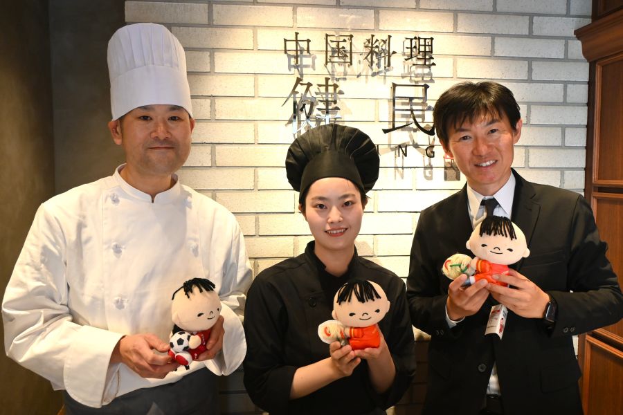 （左から）「健民ダイニング」松本竜太料理長、調理スタッフの丁由爾さん、「ケンミン食品」高村祐輝社長