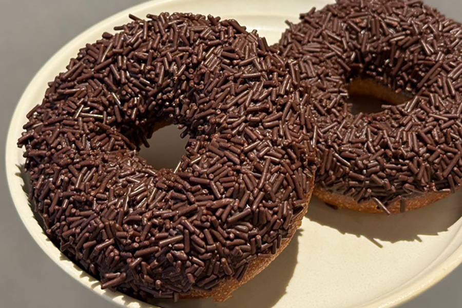 兵庫・苦楽園のドーナツ専門店「y/OU donut produced by BRUN」の「リッチショコラ」（1個・351円）