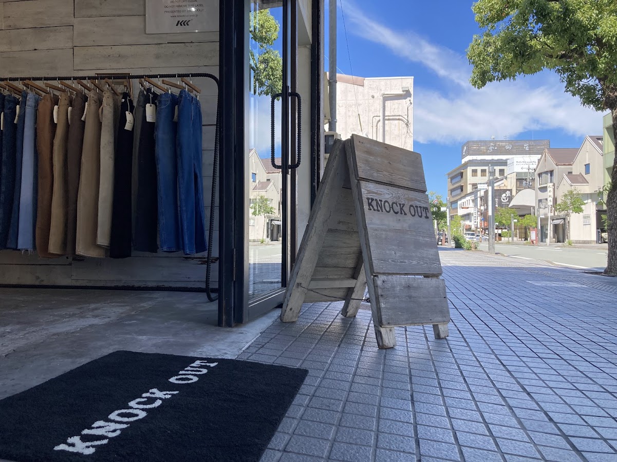 ノックアウト松阪店看板と青空