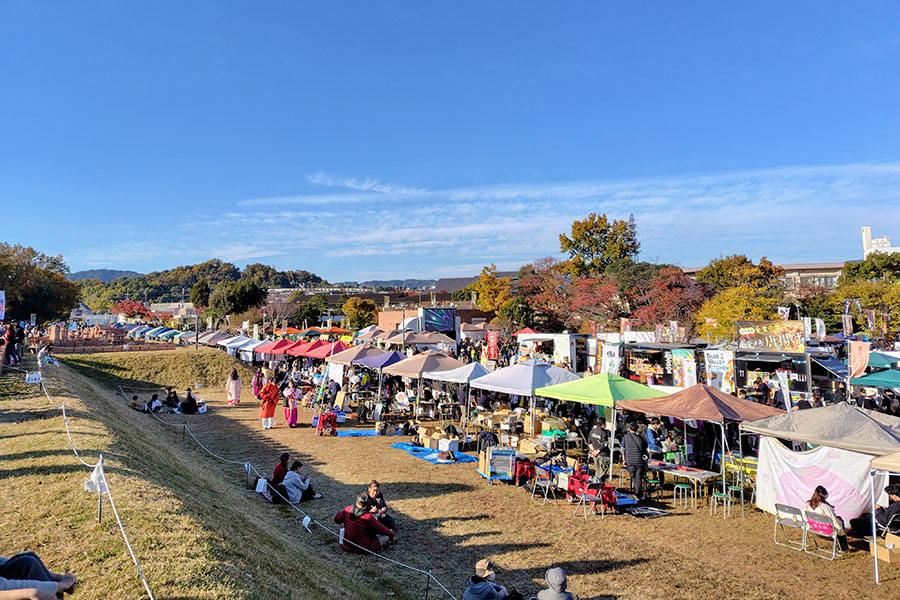 ずらりと並ぶ出店ブース（11月24日、高槻市の今城塚古墳）