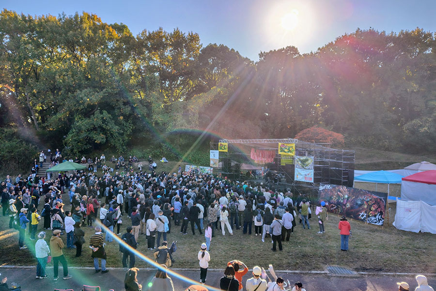 古墳の内濠ステージでライブを楽しむ来場者（11月24日、高槻市の今城塚古墳）