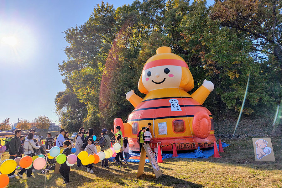 子どもたちに大人気だった「ふわふわはにたん」（11月24日、高槻市の今城塚古墳）
