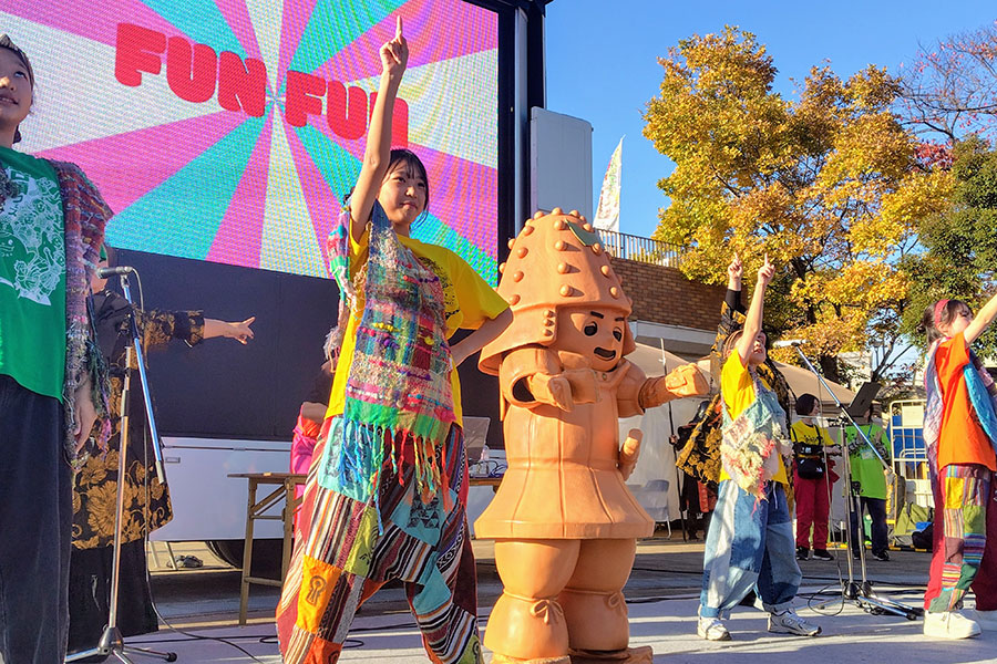 ライブでダンスを披露した「はに丸」（11月24日、高槻市の今城塚古墳）