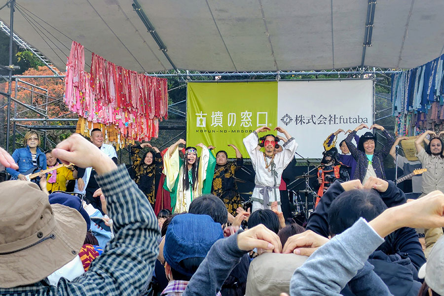会場が一体となったステージフィナーレ（11月24日、高槻市の今城塚古墳）