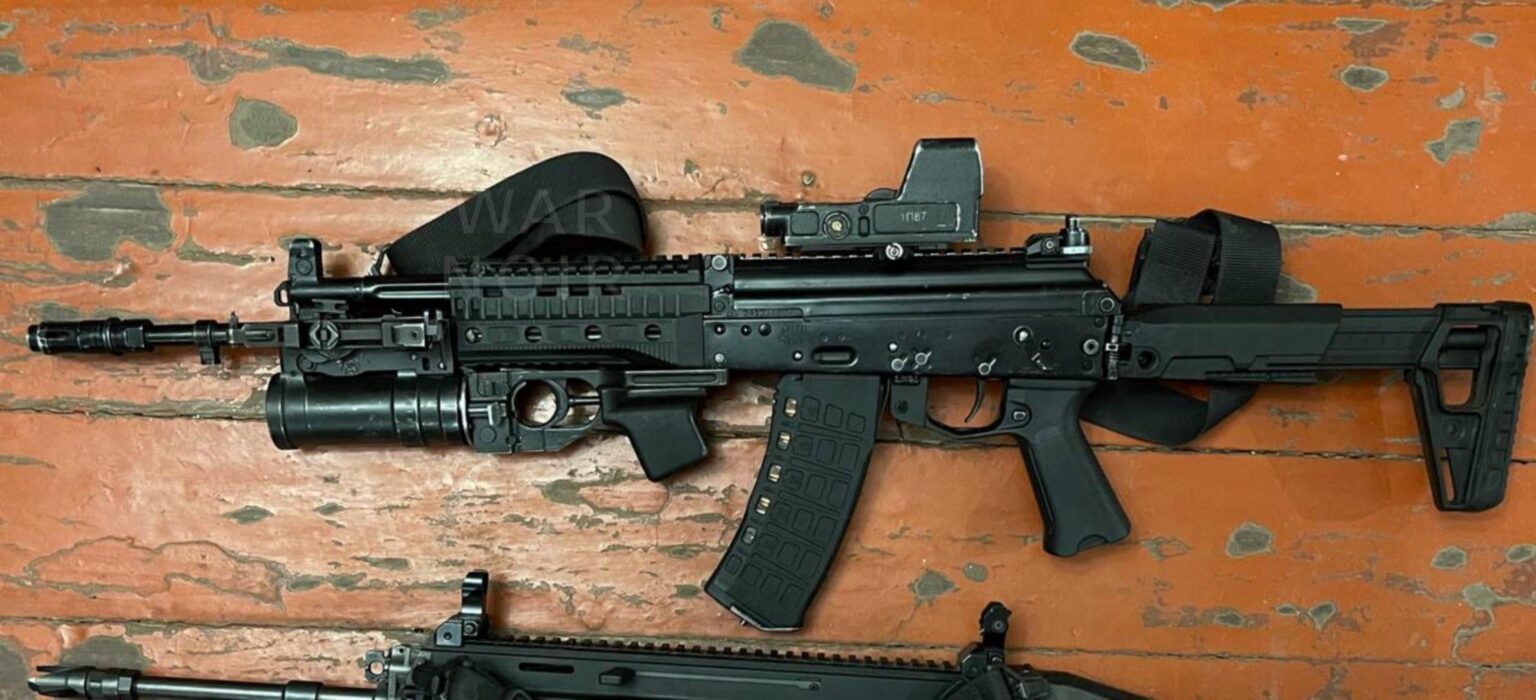 ウクライナ兵士が鹵獲したロシア製AK-12オブリの写真を撮影。 2023年アサルトライフル、2024年に製造され、1P87光学照準器とGP-25グレネードランチャーが装備されています。