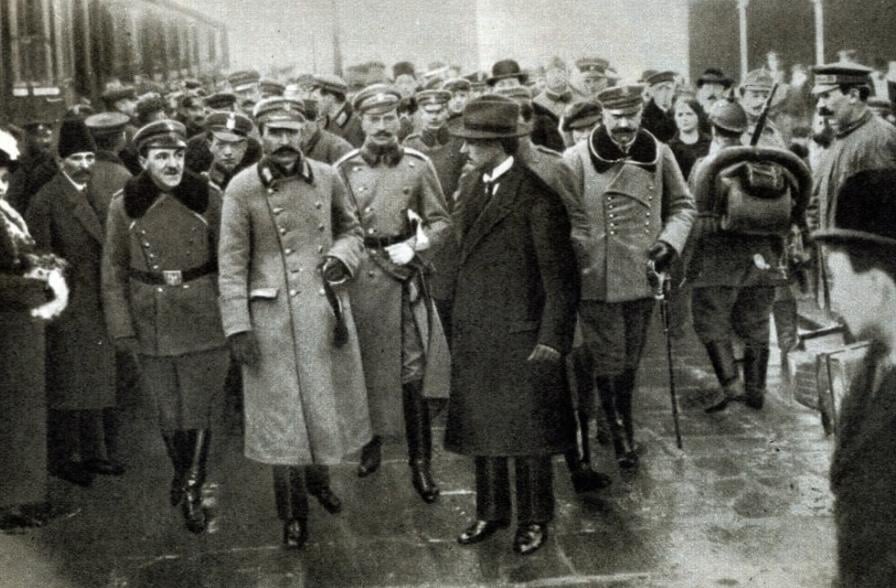 1918 年 11 月 11 日のこの日、ポーランドは独立を回復しました。