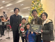 宮尾俊太郎（左）と、K-BALLET TOKYO「くるみ割り人形」に30万人目の観客として来場した家族。