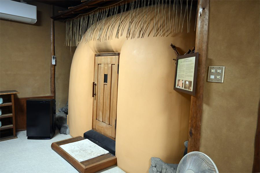 かま風呂の内部は摂氏55~50度、ゆっくりと汗をながす蒸し風呂（和風サウナ）です