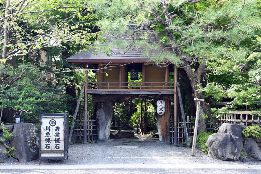 修繕が完了した「騎牛門」