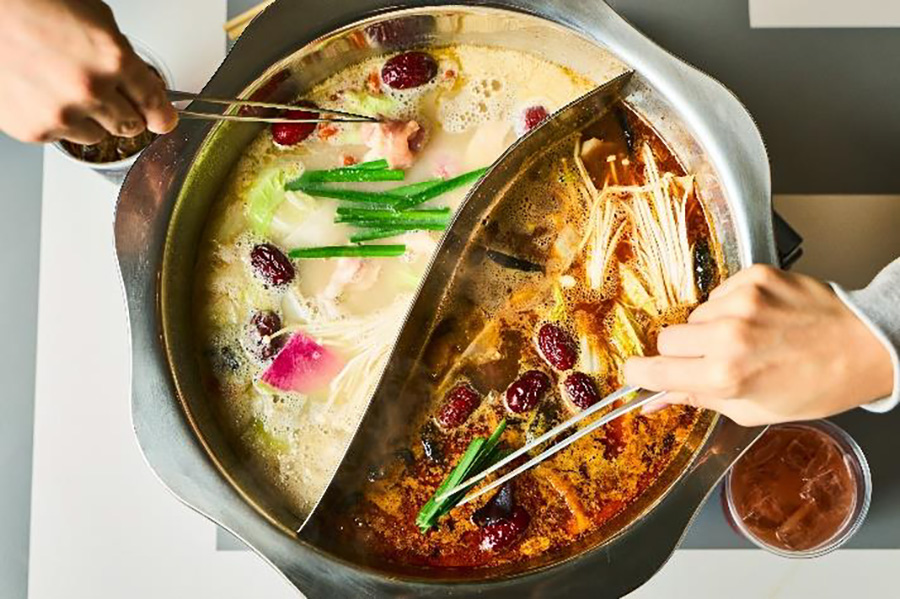 「TOWERLAND –ROOFTOP BAR & BBQ–」で食べられる薬膳火鍋のイメージ