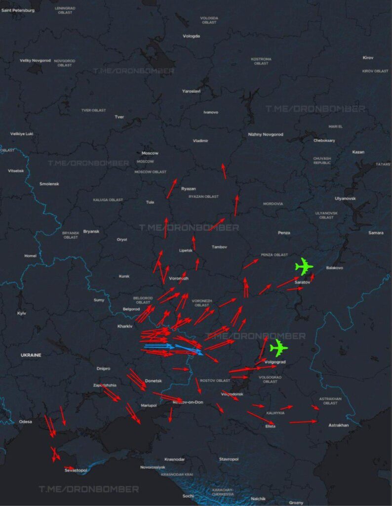 ウクライナの長距離攻撃無人機とジェット無人機（青い矢印）がロシアの石油貯蔵所/製油所/エネルギーインフラ/軍事施設を攻撃している。緑色の機体は「カーペット計画」が発表された飛行場です。 23時45分現在の情報です。