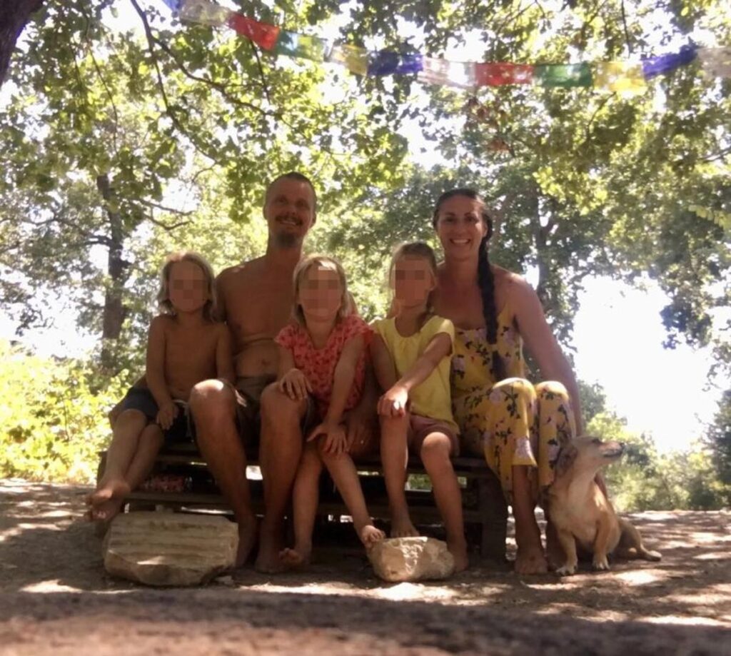 人里離れた森で生活する5人家族、子ども「保護」で裁判所が介入 イタリア – CNN.co.jp 人里離れた森で生活する5人家族、子ども「保護」で裁判所が介入 イタリア - CNN.co.jp