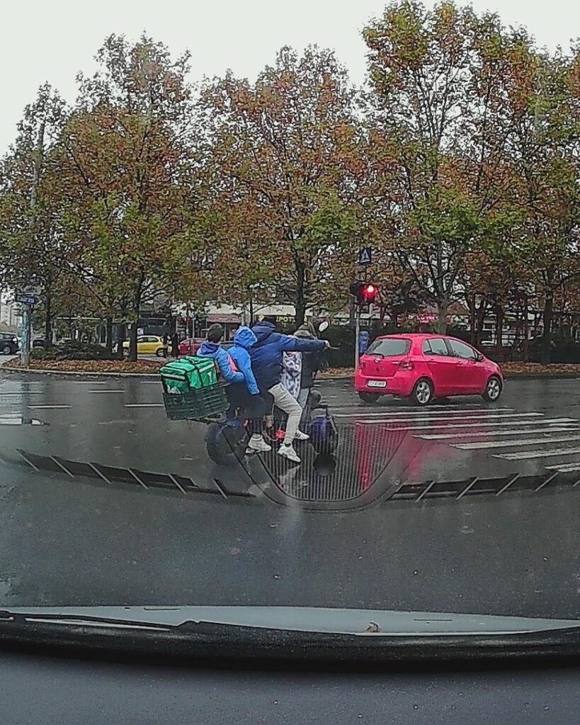 原付バイクに男性 1 名と子供 4 名