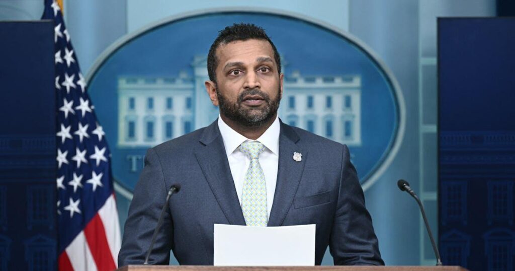 トランプ大統領、失策が重なる中、密かにカシュ・パテル解任を検討