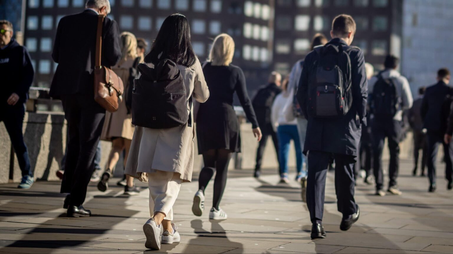 最低賃金が大学院生の給与に迫る中、市当局が給与について警告