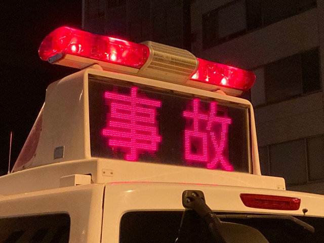 店舗に軽乗用車が突っ込む 　けが人はなし　女性（78）がアクセルとブレーキを踏み間違えた可能性も　長野・飯田市