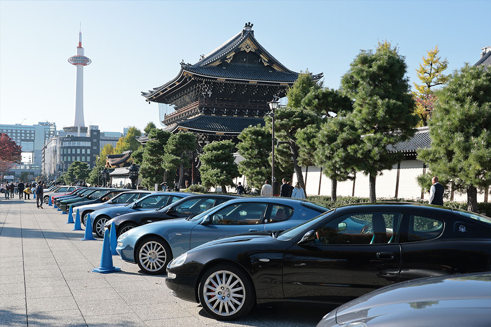 東本願寺と京都タワーを背に並ぶ、新旧のマセラティ。