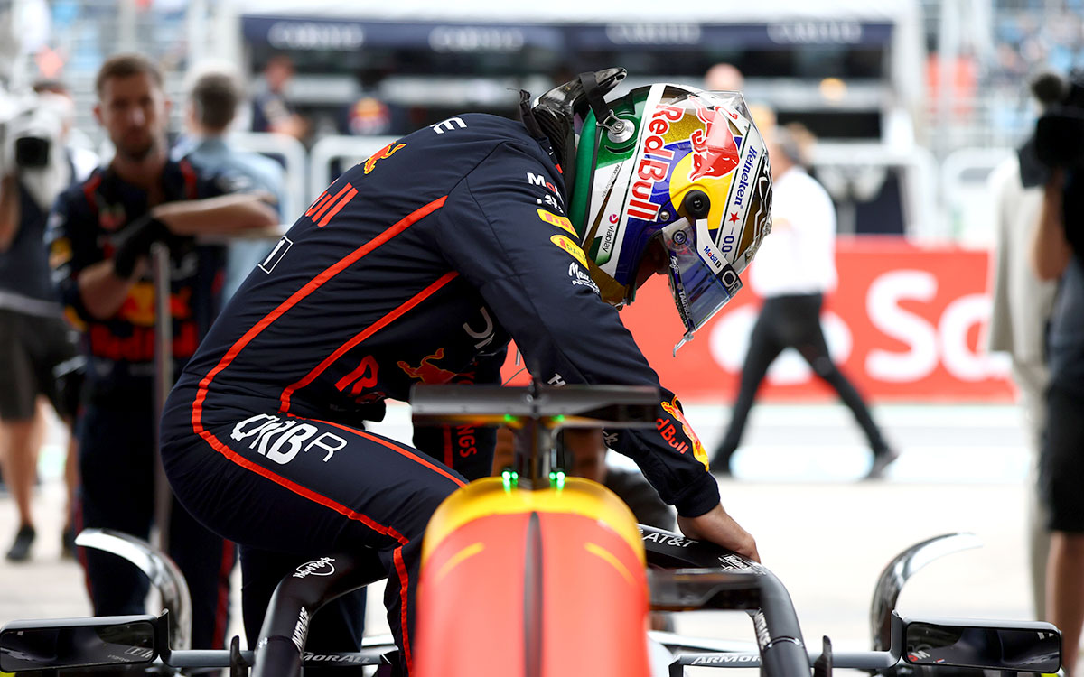 決勝前、ガレージ内でクルマに乗り込むマックス・フェルスタッペン（レッドブル・レーシング）、2025年11月9日(日) F1サンパウロGP（インテルラゴス・サーキット）