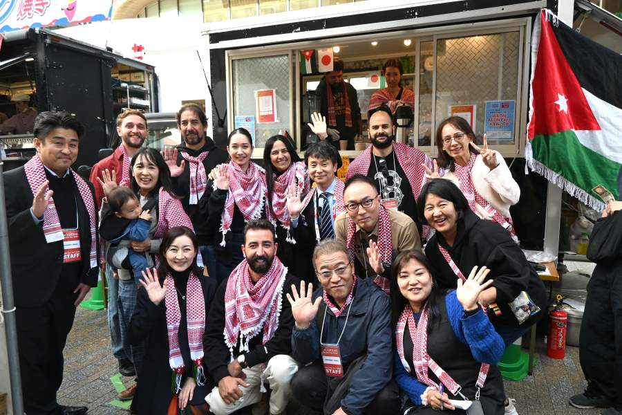 ヨルダンパビリオンのフードトラックも登場（11月15日／みなみフェス Lmaga.jp編集部撮影）