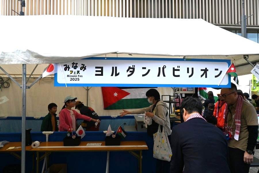 難波駅前にヨルダンパビリオン爆誕（11月15日／みなみフェス Lmaga.jp編集部撮影）