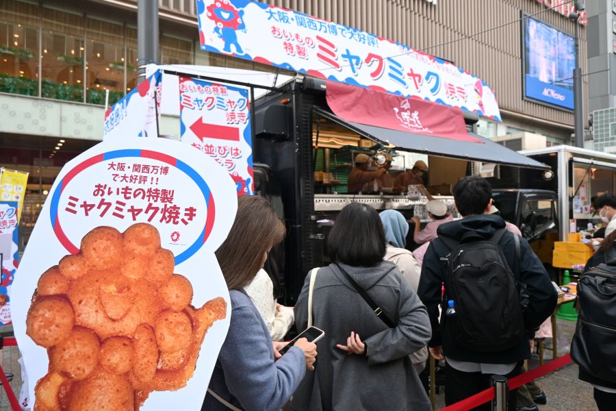 「ミャクミャク焼き」に並ぶ人たち（11月15日／みなみフェス Lmaga.jp編集部撮影）