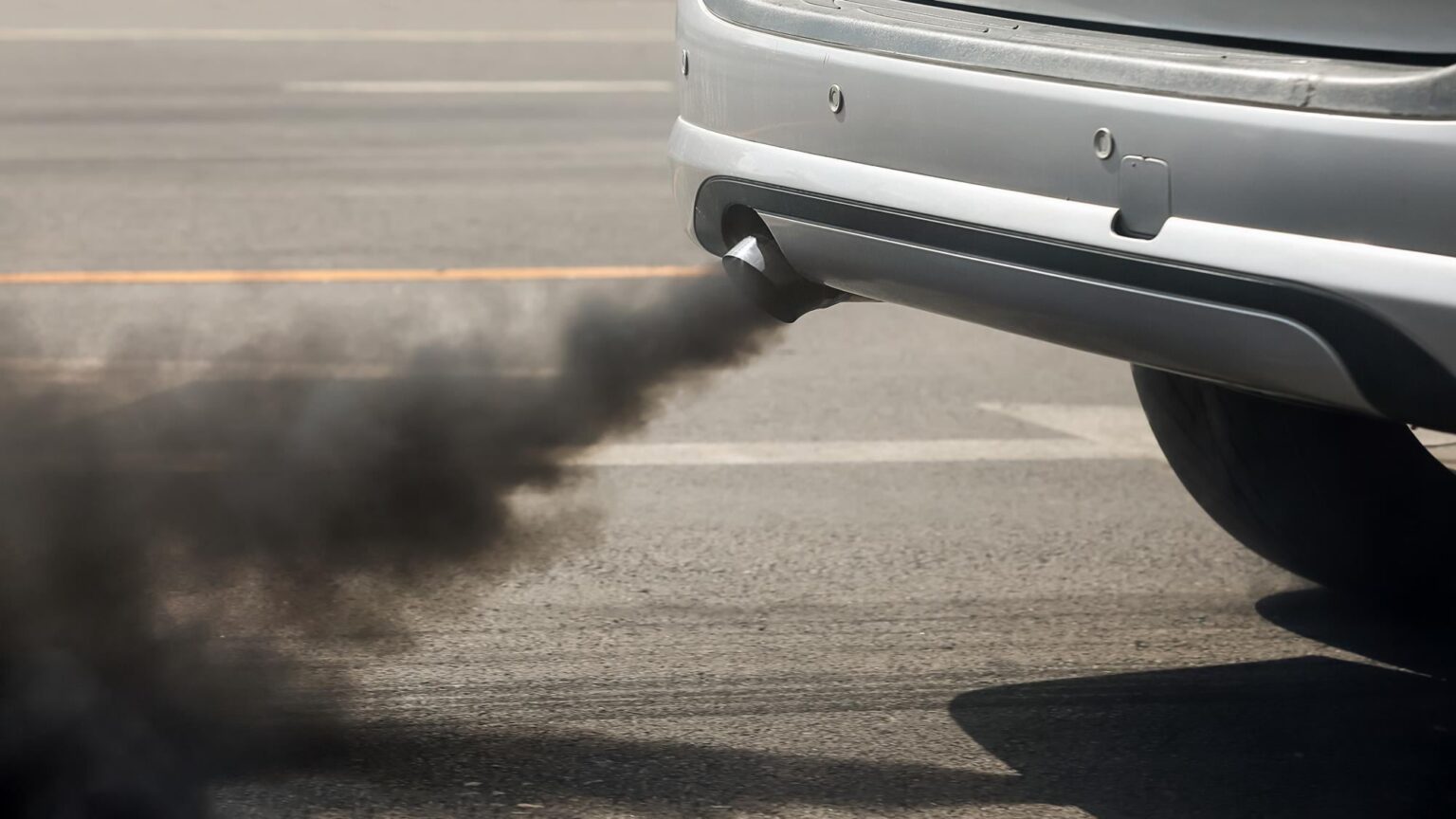 排気ガスを吐き出す車両