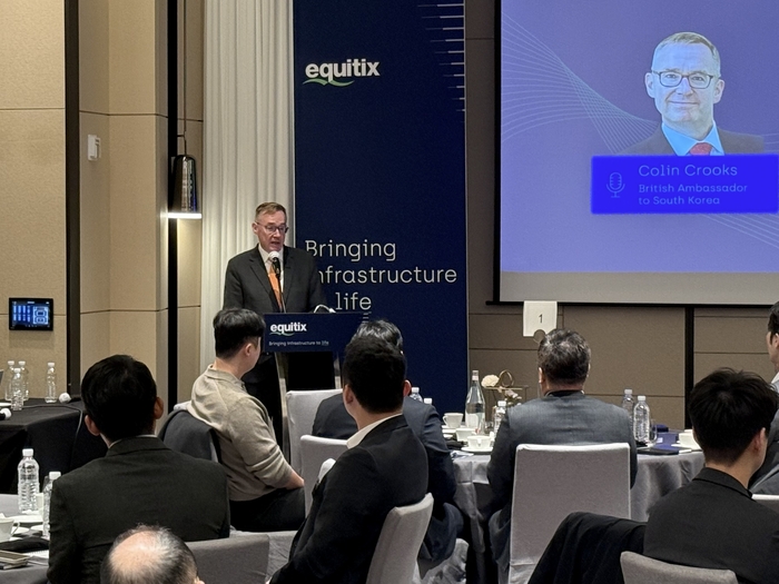 4日、ソウルのフェアモントアンバサダーホテルで開かれた「2025エキティックス投資家フォーラム(Equitix Investor Forum 2025)」で基調演説を行っているコリン&middot;クルックス駐韓英国大使。 駐韓英国大使館