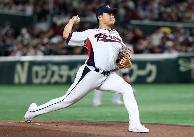 16日、東京ドームで行われた2025Kベースボールシリーズの韓国と日本の強化試合。 1回表、大韓民国の先発投手チョン·ウジュが力投している。 写真=聯合ニュース