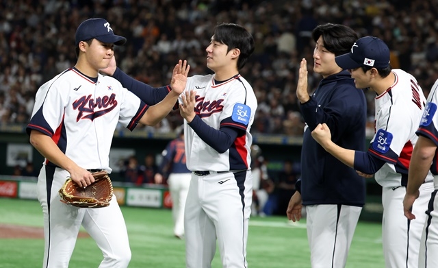 16日、東京ドームで行われた2025Kベースボールシリーズの韓国と日本の強化試合。 1回表、大韓民国の先発投手チョン·ウジュが三者凡退ですっきりとイニングを終えた後、ダッグアウトに向かっている。 写真=聯合ニュース