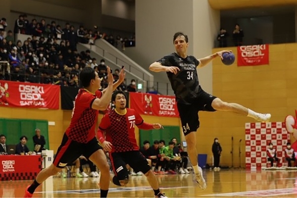 写真2025/26シーズンの日本男子ハンドボールリーグHブレイブキングスと大崎オーソルの試合の様子、写真出典=ブレイブキングス