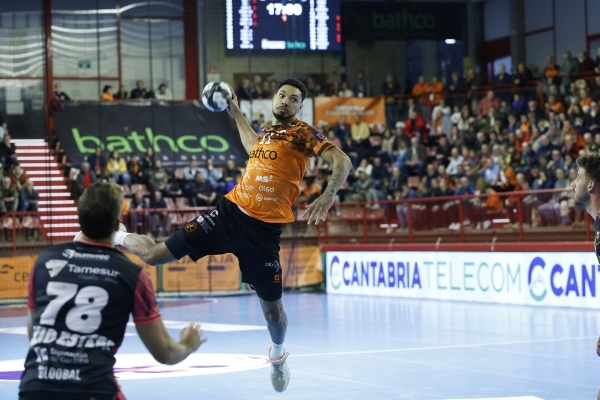 写真2025/26シーズンのスペイン男子ハンドボール麻生発リーグのトレラベガとプエンテ&middot;ヘニルの試合の様子、写真出典=トレラベガ