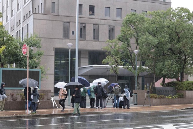 県警本部に集まる報道陣ら（2025年11月9日、神戸市中央区）