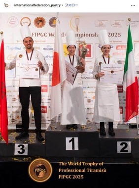 写真中央、ティラミス世界選手権で優勝したオカダアヤさん。FIPGCのインスタグラム（＠internationalfederation_pastry）より