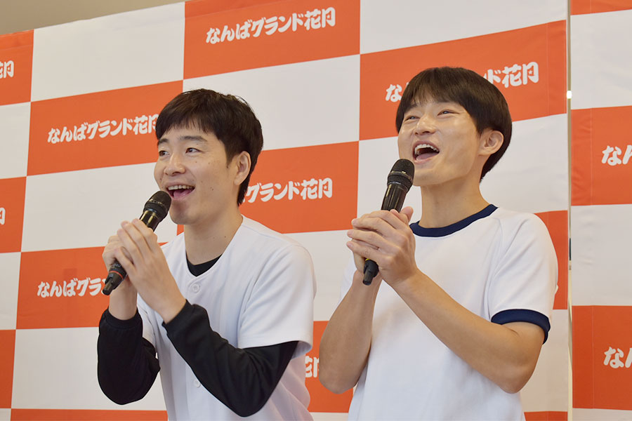 コント衣装で元気よく登場したジャルジャル（なんばグランド花月・11月11日 Lmaga.jp撮影）