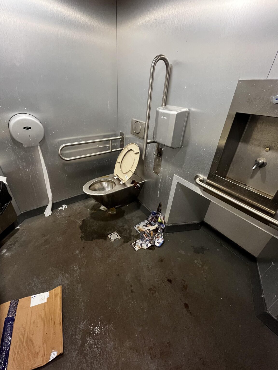 スタロ リガ トイレの利用料金は 0.50 ユーロです。