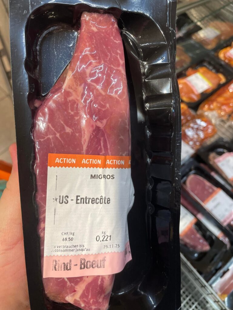 今日、ミグロで米国産牛肉を見つけました。ラベルをよく読んでください。