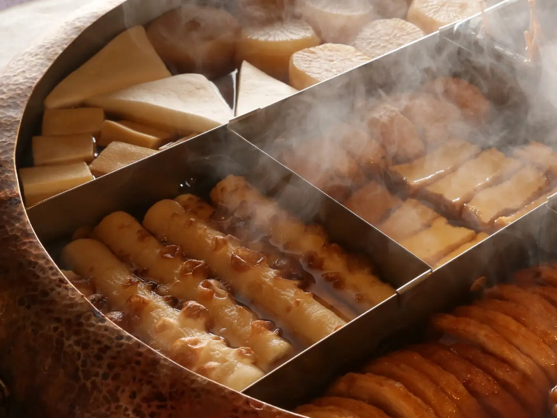 カウンター越しに見える、湯気立つ大きなおでん鍋