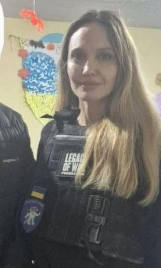 アメリカの女優、映画監督、人道主義者であるアンジェリーナ・ジョリーが、ウクライナの子供たちのための慈善プログラムの一環としてウクライナに到着し、ヘルソン市を訪問した。