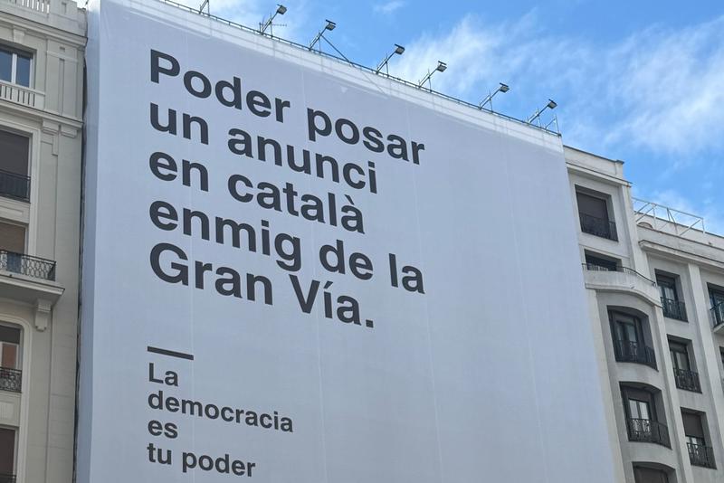 スペイン、独裁政権終焉50周年を記念してマドリードでカタルーニャ語の大きな旗を擁護