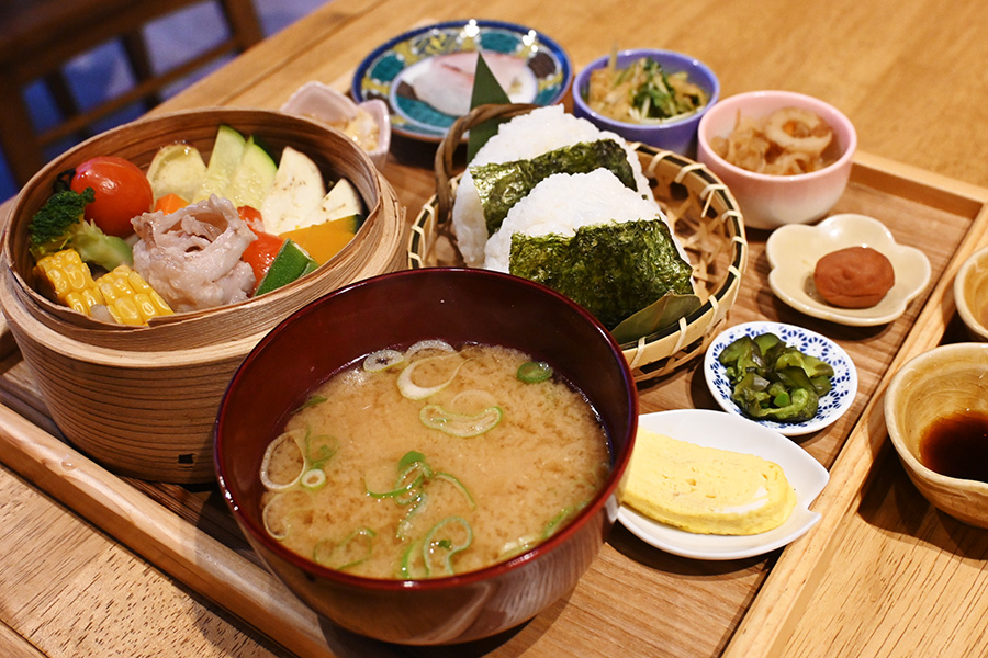 太っ腹すぎ！大阪で「おにぎり食べ放題」ランチ、出汁や卵でアレンジも無限 | Lmaga.jp
