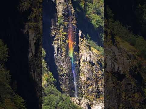 ノルウェー、グドヴァンゲンの虹の滝