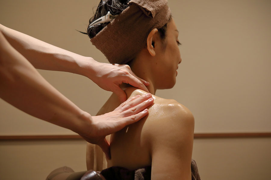 施術後は毛穴の汚れを浮かすためのスチームも。