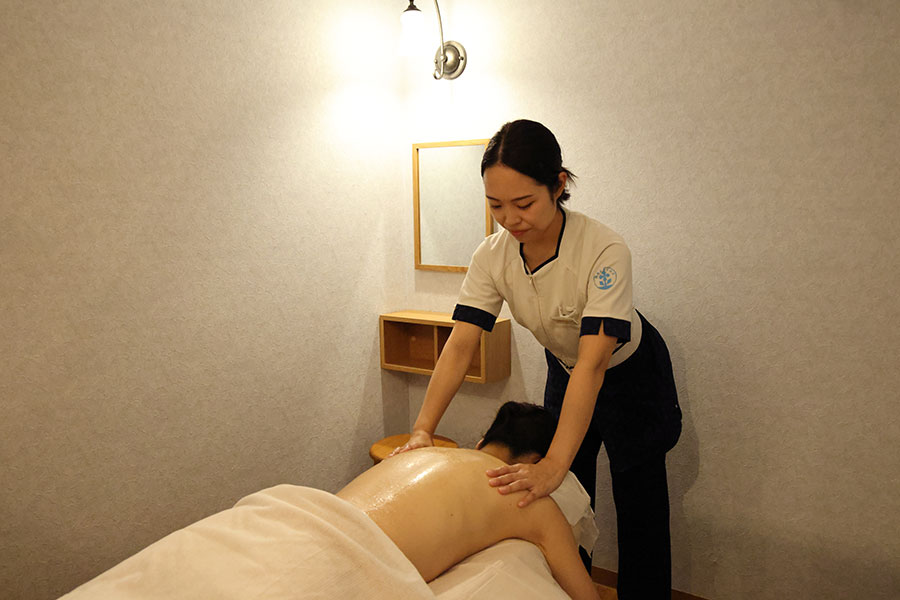 足裏から首までの背面、頭部とデコルテをほぐすベーシックコースは50分7,250円。