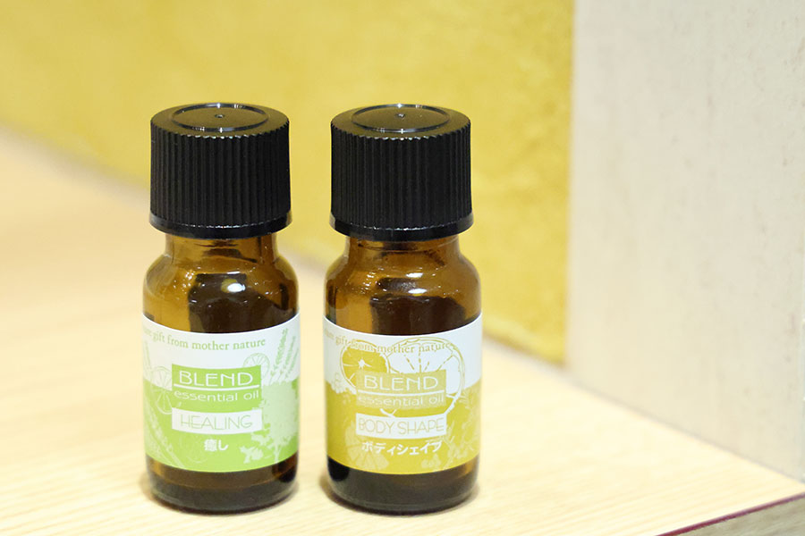 ブレンドアロマオイルはかんきつ調、フローラル調の2種類から選べる。