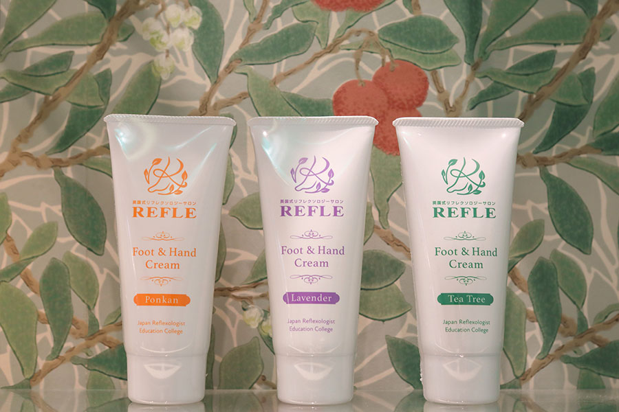 オリジナルのフット＆ハンドクリームの販売も。ラベンダーやポンカンなど3種類、各1,760円
