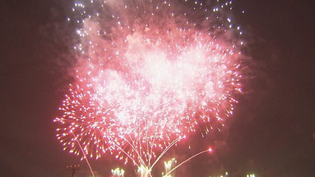 子どもと地域が交流「冬の花火大会」にぎわう　季節外れの盆踊りも　岐阜市で”金髪社長”が企画 - Locipo（ロキポ） 無料テレビ動画・見逃しネット配信サービス