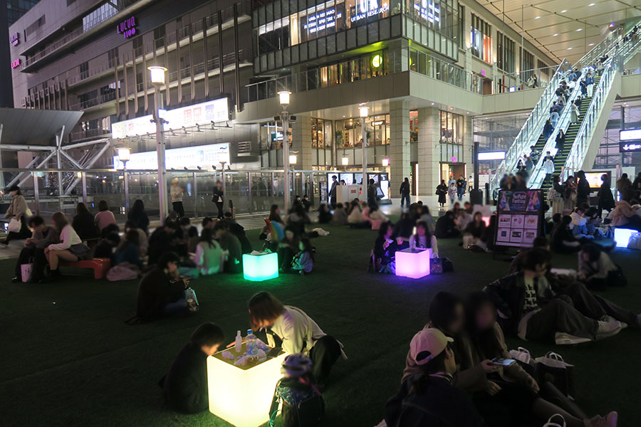 「時空の広場」芝生エリアには光るベンチに変身したバーバパパファミリーが散りばめられている（11月22日・JR大阪駅）